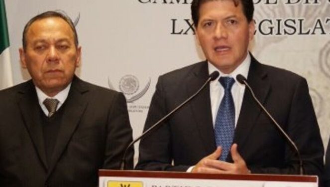 Como si se tratara del botín de un saqueo, Jesús Zambrano, el sepulturero del PRD nacional, y el diputado federal de Morena, Víctor Hugo Lobo ya se habían repartido los cargos en el PRD Ciudad de México que sí conservó su registro. FOTO: Especial