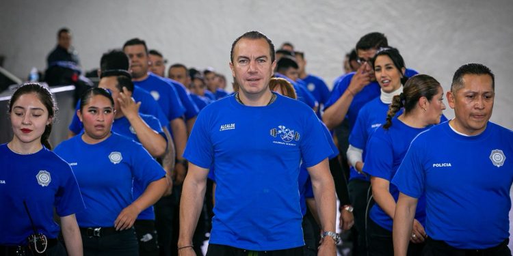 A la par del enorme proyecto para la prevención del delito, mayores capacidades y fortalecimiento de la estrategia y acciones en seguridad ciudadana, el alcalde de Cuajimalpa, Carlos Orvañanos ha reforzado la protección de quienes nos cuidan, con el impulso al deporte y buena alimentación durante su jornada laboral. FOTOS: Especial