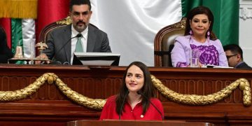 Tania Larios Pérez, coordinadora del PRI en el Congreso de la Ciudad de México, pronunció uno de los discursos más realistas y reflexivos el pasado domingo, durante el Informe de Gobierno de Clara Brugada, pues acusó un abandono de Palacio Nacional a la administración local y sobre todo a sus habitantes. FOTO: Especial