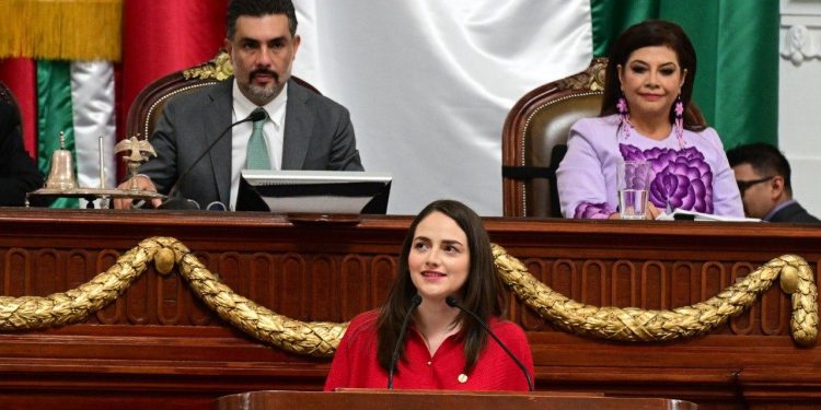 Tania Larios Pérez, coordinadora del PRI en el Congreso de la Ciudad de México, pronunció uno de los discursos más realistas y reflexivos el pasado domingo, durante el Informe de Gobierno de Clara Brugada, pues acusó un abandono de Palacio Nacional a la administración local y sobre todo a sus habitantes. FOTO: Especial