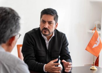 Contundente, Alejandro Piña Medina, coordinador estatal de Movimiento Ciudadano en la capital del país disecciona el primer año de gobierno de Clara Brugada: “Hoy tenemos una ciudad prácticamente abandonada, en piloto automático, sin rumbo, sin horizonte. La falta de liderazgo en el Gobierno prácticamente deja a los ciudadanos a la deriva frente a los grandes problemas que tenemos”. FOTO: Especial