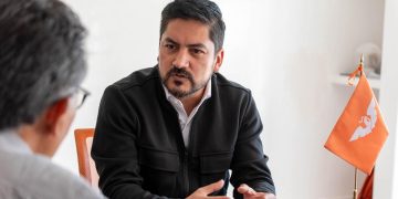 Contundente, Alejandro Piña Medina, coordinador estatal de Movimiento Ciudadano en la capital del país disecciona el primer año de gobierno de Clara Brugada: “Hoy tenemos una ciudad prácticamente abandonada, en piloto automático, sin rumbo, sin horizonte. La falta de liderazgo en el Gobierno prácticamente deja a los ciudadanos a la deriva frente a los grandes problemas que tenemos”. FOTO: Especial