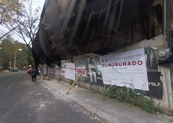 La alcaldía Coyoacán dio a conocer que este lunes se registró un incidente en donde un grupo de manifestantes que protestaban en el Palacio de Cortés fueron salpicados con agua con una manguera que le fue arrebatada a un trabajador de la demarcación, quien realizaba tareas de limpieza del Jardín Hidalgo. FOTO: Especial