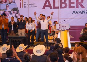 “Rendir cuentas al pueblo, mirarlo de frente, escucharlo y reconocer su voz, es lo que aprendimos del presidente Andrés Manuel López Obrador, nuestro líder moral, quien nos enseñó que el poder solo tiene sentido y se convierte en virtud cuando se pone al servicio de los demás”, destacó el diputado Alberto Vanegas.