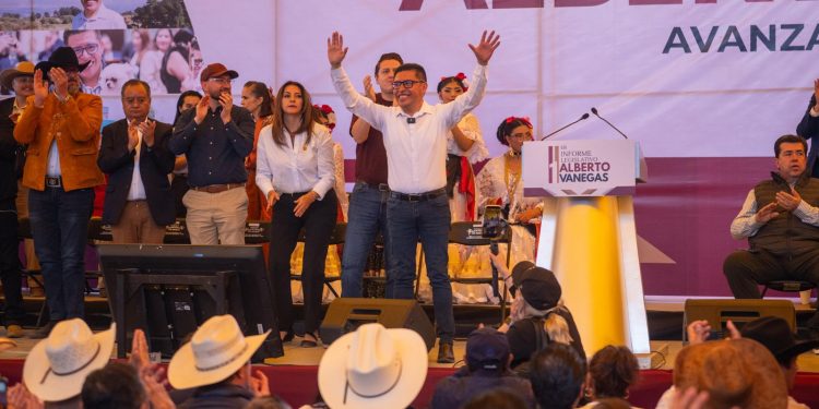 “Rendir cuentas al pueblo, mirarlo de frente, escucharlo y reconocer su voz, es lo que aprendimos del presidente Andrés Manuel López Obrador, nuestro líder moral, quien nos enseñó que el poder solo tiene sentido y se convierte en virtud cuando se pone al servicio de los demás”, destacó el diputado Alberto Vanegas.