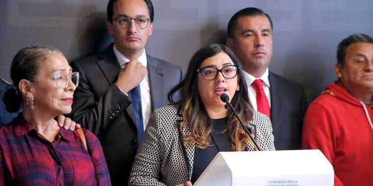 De no creerse, pero es real: a pesar de su experiencia legislativa de más de 4 años, el lunes de la pelea en el Congreso, al coordinador de la bancada del PAN, Andrés Atayde, y a la diputada Daniela Álvarez, presidenta de la Comisión de Puntos Constitucionales, se los ‘chamaquearon’ por doble partida. Esa conclusión es evidente, a partir de la propia versión de los panistas.