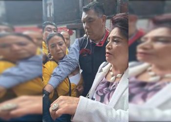 Contrario a lo estipulado en la normatividad para los servidores públicos, de que sólo los altos funcionarios que realizan labores de seguridad tienen autorización de utilizar guardaespaldas, la presidenta del Instituto Electoral de la Ciudad de México, Patricia Avendaño, acudió al Congreso capitalino con escoltas y uno de ellos agredió a Blanca Fernández, secretaria de Igualdad de Género y Agendas de Derechos Humanos. FOTO: Especial