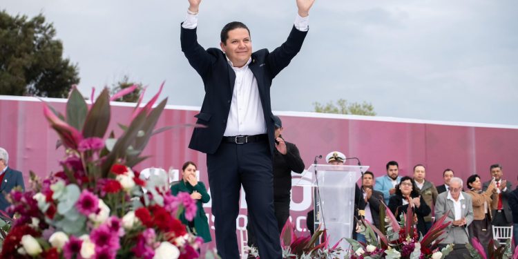 Ante más de 10 mil personas reunidas en el Deportivo de San Francisco Tecoxpa, el alcalde de Milpa Alta, Octavio Rivero Villaseñor rindió su primer informe de gobierno, en el que destacó la implementación de una estrategia de obra pública, seguridad, programas sociales y de infraestructura para mejorar la calidad de vida de los más de 160 mil habitantes milpatenses. FOTO: Especial