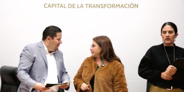 El alcalde de Milpa Alta, Octavio Rivero Villaseñor, y la jefa de Gobierno, Clara Brugada Molina, analizaron la dinámica delincuencial de esta demarcación del sur de la capital, donde viven más de 160 mil personas, y destacaron que se disminuyó en 10% los delitos de alto impacto. FOTO: Especial