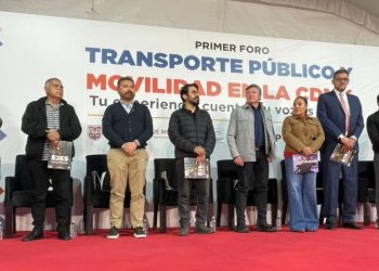 Gracias a los foros sobre la movilidad en la Ciudad de México, que organizan y llevan a cabo conjuntamente el Gobierno capitalino y el Congreso local, se podrá enriquecer el Proyecto del Plan General de Desarrollo de esta metrópoli 2025-204 en dicho rubro, ya que serán incluidas las opiniones de la sociedad civil y todos los sectores, manifestó la diputada Xóchitl Bravo Espinosa. FOTOS: Especial