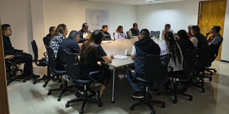 Este viernes se estableció una mesa de diálogo entre el Gobierno Central, la alcaldía Cuauhtémoc e integrantes del comercio popular desalojados la semana pasada por elementos de la demarcación; sin embargo, no asistió Alessandra Rojo de la Vega, principal promotora del ordenamiento en las calles.