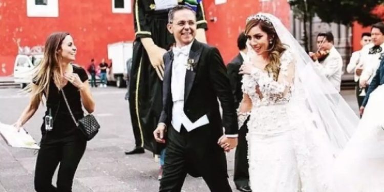 Han pasado más de siete años y todavía no falta quien hable del supuesto pleito de Andrés Manuel López Obrador con César Yáñez Centeno Cabrera. Lo dan como un hecho, por dos razones, porque César rechazó el ofrecimiento de Andrés Manuel para hacerse cargo de la comunicación presidencial y por el ruido mediático de la difusión y gasto de su boda en Puebla con Dulce María Silva Hernández. (Tomada del Instagram de marissa_mena )