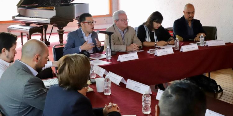 En el marco del foro “Hacia una zona metropolitana coordinada y sostenible”, realizado en la Casa de Cultura de Azcapotzalco, el diputado Alberto Vanegas Arenas, presidente de la Comisión de Desarrollo Metropolitano del Congreso capitalino, subrayó que la voluntad política es la condición indispensable para avanzar en la integración regional. FOTO: RRSS Alberto Vanegas