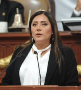 Ahí hay dos aspirantes legisladores: Xóchitl Bravo, coordinadora de los diputados de Morena, lleva mano.