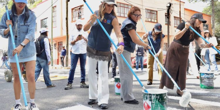 “Hasta que vemos a alguien que trabaja”, señalaron vecinos al expresar su apoyo a la alcaldesa durante un recorrido en la colonia Vista Alegre.