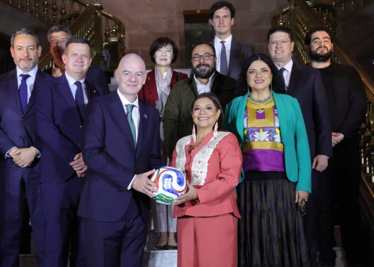 “Hoy por la tarde tenemos una evaluación detallada, sobre qué tenemos que reforzar, qué tenemos que mejorar, con el objetivo de atender posibles cuellos de botella y garantizar una experiencia segura y eficiente para asistentes y ciudadanía en general”, expuso Brugada. FOTO: Especial