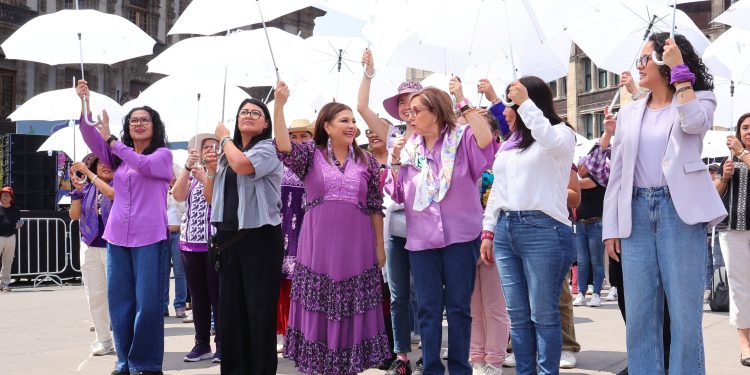 Con la participación de 4 mil mujeres, la jefa de Gobierno, Clara Brugada Molina, encabezó la formación del mensaje monumental y poderoso "Siempre Vivas, Libres e Iguales #8M" en la plancha del Zócalo capitalino como un acto de protesta y para refrendar la continuidad de la lucha por los derechos de las mujeres, y aseguró que la movilización de este domingo 8 de marzo y sus participantes contarán con el respaldo del gobierno capitalino.