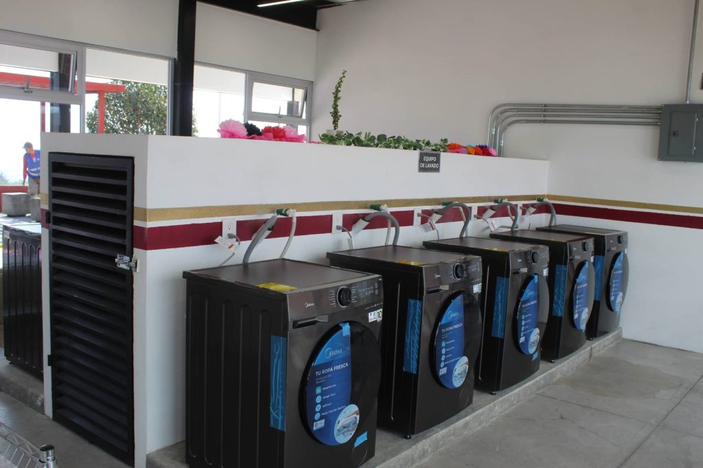 Nueva extensión con lavandería, salón de belleza y espacios renovados, más servicios que cuidan a las mujeres.