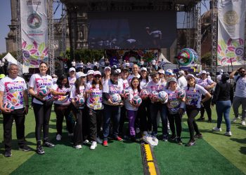 Casi 10 mil en la clase de futbol más grande del mundo