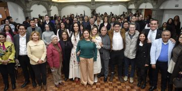 El sábado, en el mitin de Jorge Romero, presidente del PAN, andaba Armando Jiménez, quien enfrenta una carpeta de investigación por despojo, pues invadió ilegalmente la sede del PRD en Coyoacán y la mantiene secuestrada. ¿Con esos cuadros Romero quiere brillar? Que alguien le ayude. FOTO: Especial