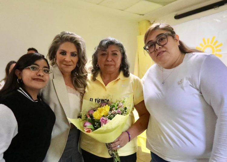 En la alcaldía Azcapotzalco, la dirigente perredista tomó protesta a Guadalupe Fonseca, como delegada presidenta del Comité del Sol Azteca en esa demarcación, así como a las secretarias integrantes de la dirigencia en dicho territorio.