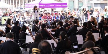 Al grito de ‘Queremos paz’, 100Fónica Pilares ofrece concierto