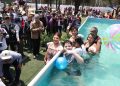 La jefa de Gobierno de la Ciudad de México, Clara Brugada Molina, inauguró las primeras albercas públicas gratuitas “Santo Chapuzón Vacacional” para garantizar el derecho a la recreación y al sano esparcimiento de la población con énfasis en niñas, niños, jóvenes y personas mayores, actividades con las que se estima una afluencia de 3 mil personas. FOTO: Especial