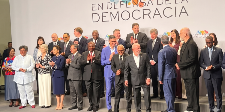 Sheinbaum lima asperezas… sólo con la izquierda de España