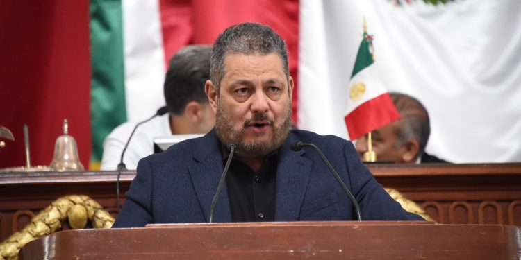 En ese contexto, señaló que millones de personas que dependen del transporte público y se ven obligadas a caminar diariamente por las calles, son más susceptibles a sufrir riesgos en su salud a consecuencia de la falta de protección térmica. FOTO: Especial