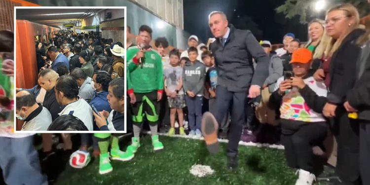 El pasado viernes, mientras había un tremendo caos en el Metro por el paro parcial de trabajadores, el director general de ese Sistema de Transporte Colectivo (SCT), Adrián Rubalcava andaba muy quitado de la pena entregando canchitas de futbol en Cuajimalpa. FOTOS: InfoMetroMX / Especial