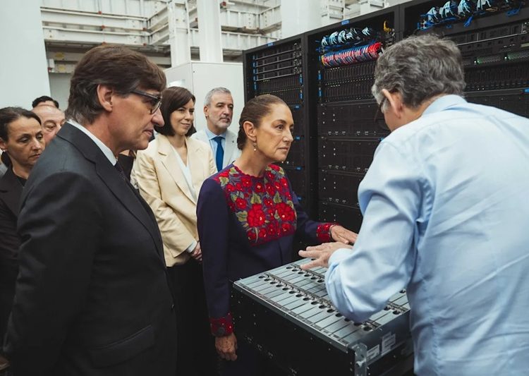 En su vista estuvo acompañada por el secretario de Relaciones Exteriores, Roberto Velasco; el jefe de la Oficina de la Presidencia, Lázaro Cárdenas Batel y el embajador de España en México, Quirino Ordaz. FOTO: EFE