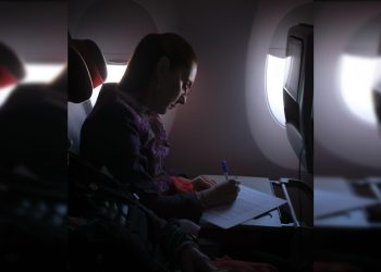 La presidenta viajó el jueves desde la Ciudad de México en el vuelo comercial IB 312 de la aerolínea española Iberia y en clase turista. Por cuestiones de protocolo fue recibida a su llegada a la capital española la tarde de este viernes 18 de abril (hora española) por el embajador de México en España, Quirino Ordaz Coppel. FOTO: Especial