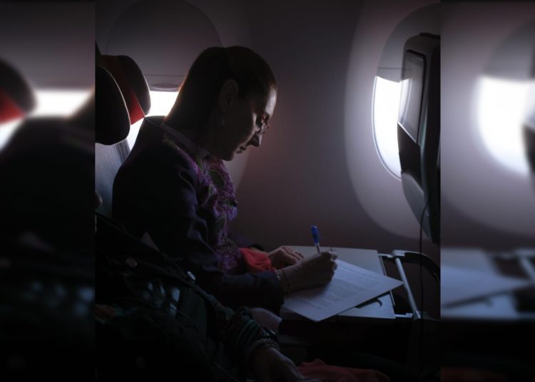 La presidenta viajó el jueves desde la Ciudad de México en el vuelo comercial IB 312 de la aerolínea española Iberia y en clase turista. Por cuestiones de protocolo fue recibida a su llegada a la capital española la tarde de este viernes 18 de abril (hora española) por el embajador de México en España, Quirino Ordaz Coppel. FOTO: Especial