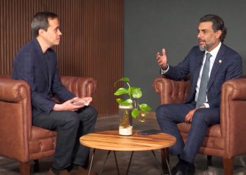 Entre el desinterés del director General del Canal del Congreso de la Ciudad de México, Jorge Armando Rocha, y el maloso jefe de los Chuchos del PVEM, Jesús Sesma, los directivos áreas neurálgicas de todo el aparato de comunicación legislativa están en el limbo. FOTOS: Especial. (Montaje de Sesma en sillón, con IA Gemini)