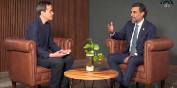 Entre el desinterés del director General del Canal del Congreso de la Ciudad de México, Jorge Armando Rocha, y el maloso jefe de los Chuchos del PVEM, Jesús Sesma, los directivos áreas neurálgicas de todo el aparato de comunicación legislativa están en el limbo. FOTOS: Especial. (Montaje de Sesma en sillón, con IA Gemini)