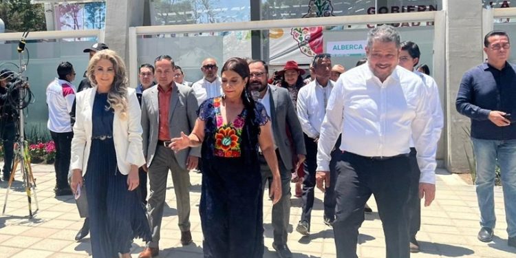 El jueves pasado, durante la inauguración de la UTOPÍA Ceylán, en Azcapotzalco, se dio un breve encuentro entre los principales representantes de las izquierdas en la capital del país: la jefa de Gobierno, Clara Brugada; la presidenta del PRD CDMX, Nora Arias, y el coordinador del PT en el Congreso, Ernesto Villarreal. FOTO: Especial