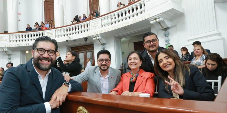 A MC le falta definición. No está en condiciones de ganar una sola Alcaldía, ni diputación en 2027 en la CDMX, y habrá que estar a la expectativa de si harán alianza con Morena, contra Morena, o serán esquiroles de Morena. Ya se verá. FOTOS: Especial