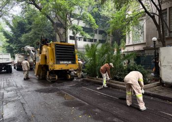 La calle Hamburgo es una de las vialidades con mayor actividad comercial, turística y de servicios en la colonia Juárez, por lo que su mantenimiento resulta fundamental para mejorar la movilidad de vecinas, vecinos, trabajadores y visitantes. FOTO: Especial