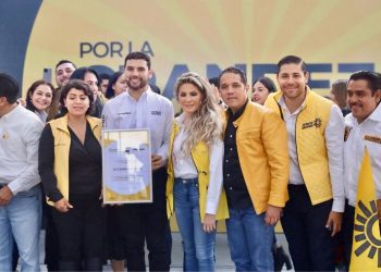 La presidenta del PRD Ciudad de México, Nora Arias participó este fin de semana en una importante reunión del Bloque Nacional del PRD, que aglutina a 10 dirigentes estatales. Fue en Michoacán, donde el presidente estatal, Octavio Ocampo Córdova se destapó para competir por la gubernatura de la entidad. FOTOS: Especial