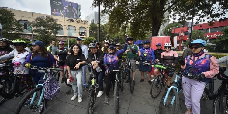 En el marco del Día Mundial de la Bicicleta, que se conmemora cada 3 de junio, la Comisión de Movilidad Sustentable y Seguridad Vial del Congreso de la Ciudad de México llevó a cabo la Caravana Ciclista por la Movilidad Sustentable y la Seguridad Vial, con el objetivo de fomentar una movilidad más sustentable, segura e incluyente en la capital del país.