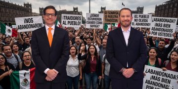 Hace un año planteé que por haber abandonado a sus electores, Taboada y Chertorivski deberían ofrecer disculpas, o ya al menos una explicación. Pero también expuse como escenario más probable que no lo harían y ahora reitero la prospectiva de que jamás lo harán. Esa pesada losa habrán de cargarla para siempre. Lo veremos. FOTOS: Especial / IMAGEN: El fondo ha sido modificado con IA de Gemini